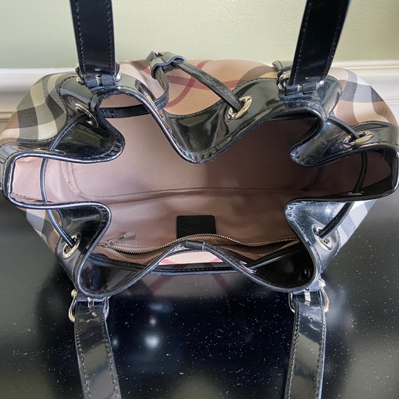 Patent leather trim Burberry shoulder purse - Picture 3 of 3